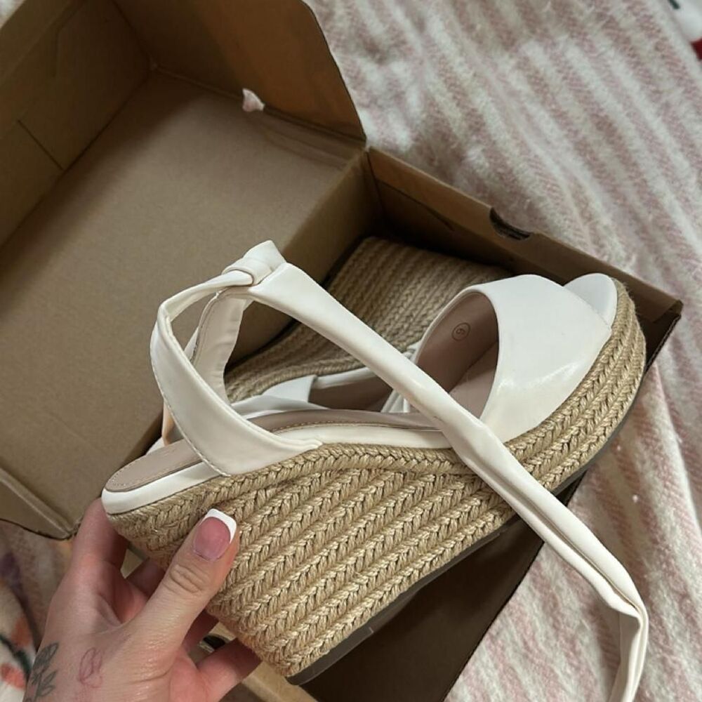 Amazon-essentials Women's White and Cream Sandals